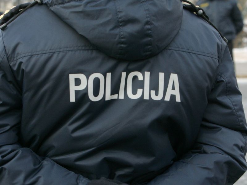 Gulbenē no kravas automašīnas nozog degvielu