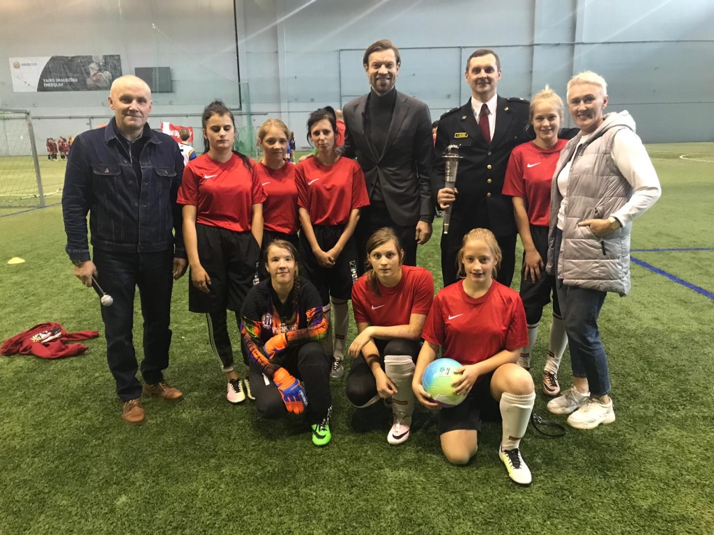 Futbols: Sveķu pamatskolas meiteņu komandai – zelts!