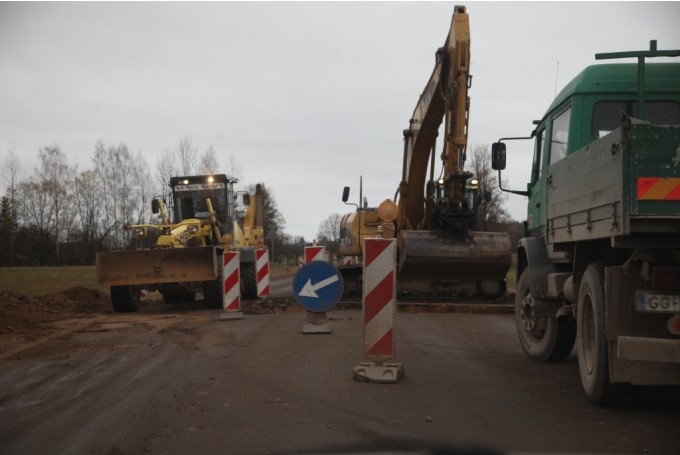 Uz reģionālā ceļa pie Gulbenes būvnieki labos defektus