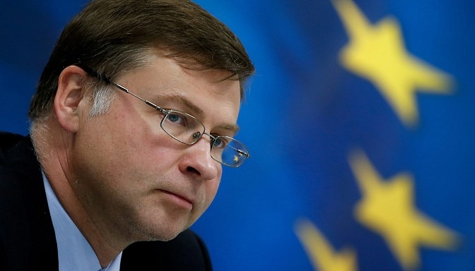 Patlaban pasaulei nedraud tāda krīze kā pirms desmit gadiem, uzsver Dombrovskis