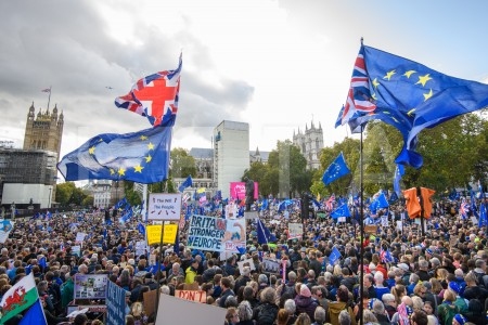 ES: "Brexit" jāatliek, bet par termiņiem vēl jāvienojas