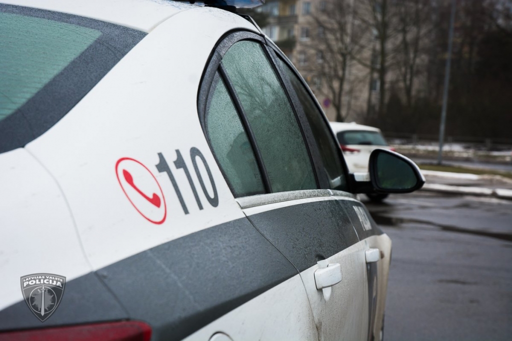 Gulbenē nolūzis koks uzkrīt automašīnai
