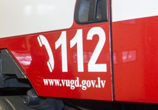 Gulbenē deg vieglās automašīnas motortelpa