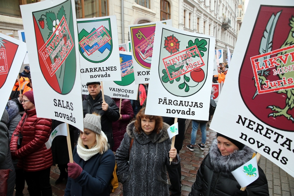 Reģionālās reformas pretinieki piketā izsvilpj ministru un iestājas "pret vardarbīgu novadu likvidāciju"