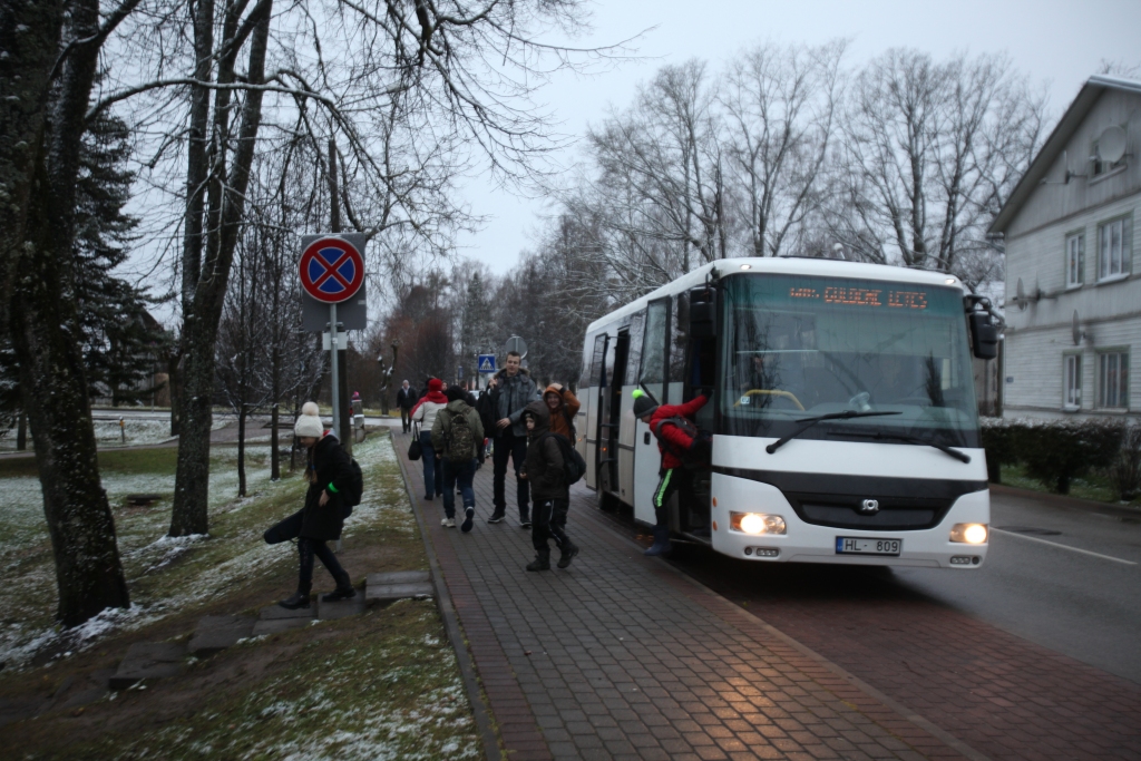 Autobusa kavēšanās dēļ nepaspēj uz pirmo stundu ģimnāzijā