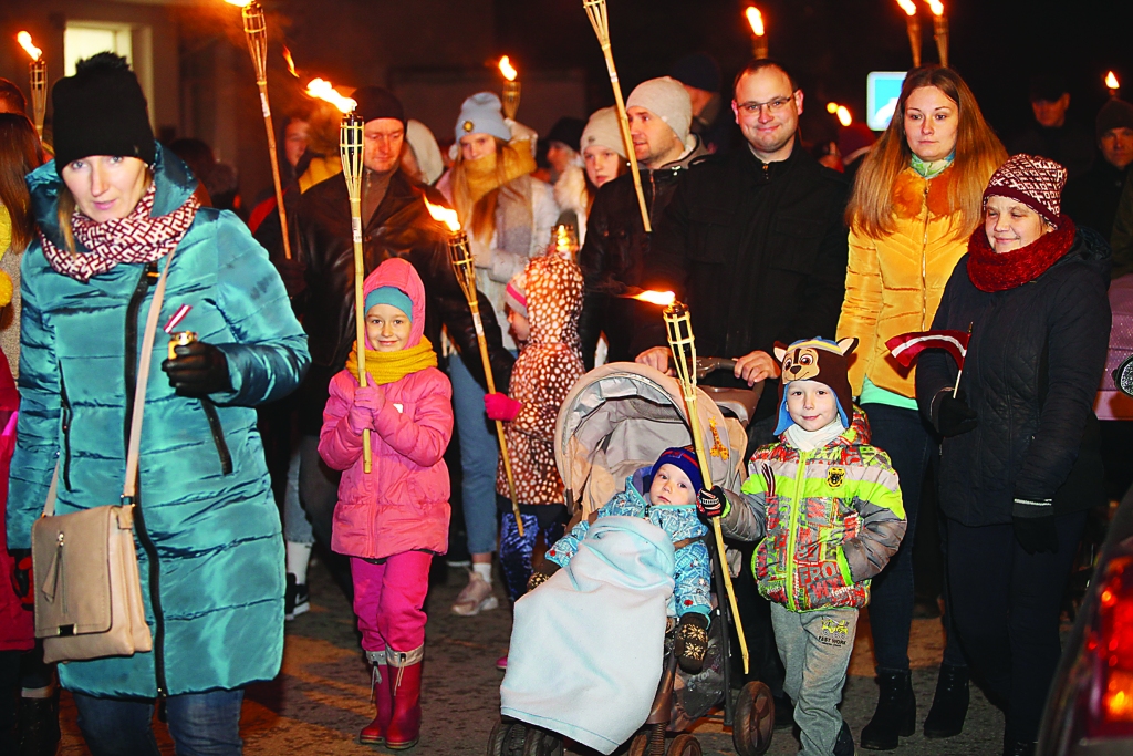 Pulcējas tradicionālajā Lāčplēša dienas gājienā