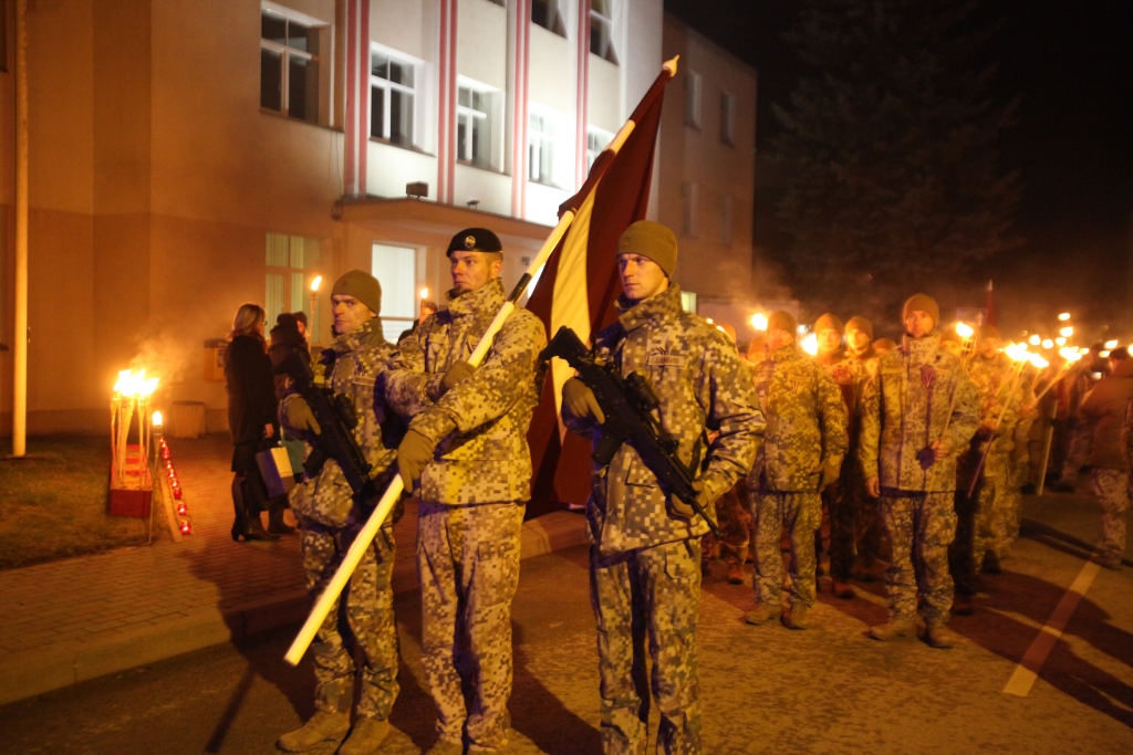 FOTO un VIDEO: Lāčplēša dienas gājiens Gulbenē, piemiņas brīdis pie Brīvības pieminekļa 