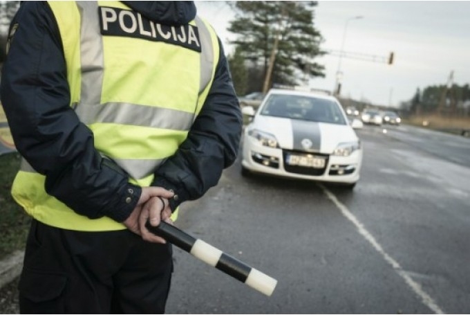 Stradu pagastā ātrumpārkāpējs policistiem piedāvā 20 eiro kukuli