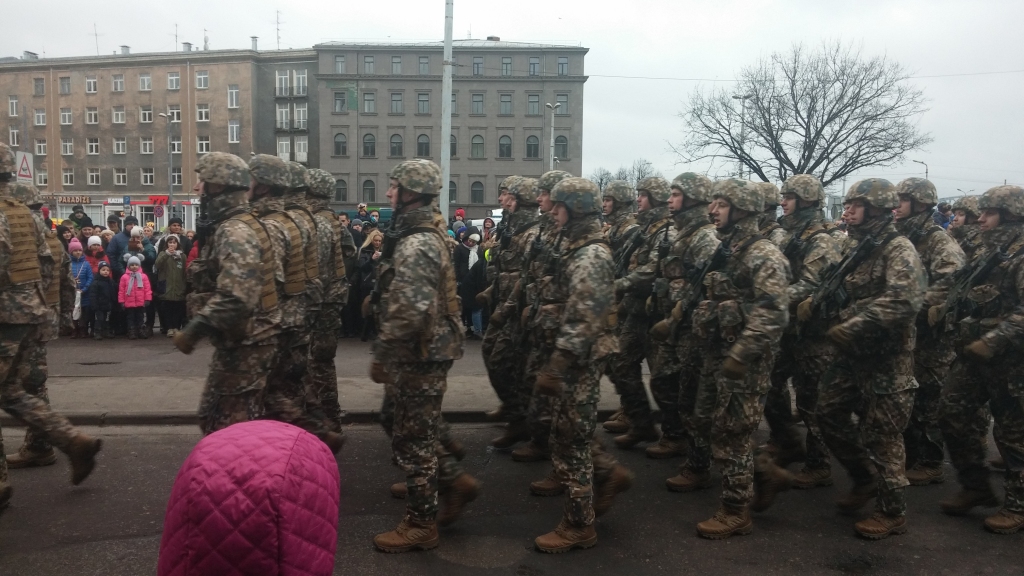 Ar militāru parādi godinās Latvijas valsts neatkarības proklamēšanas 101.gadadienu un Latvijas armijas simtgadi