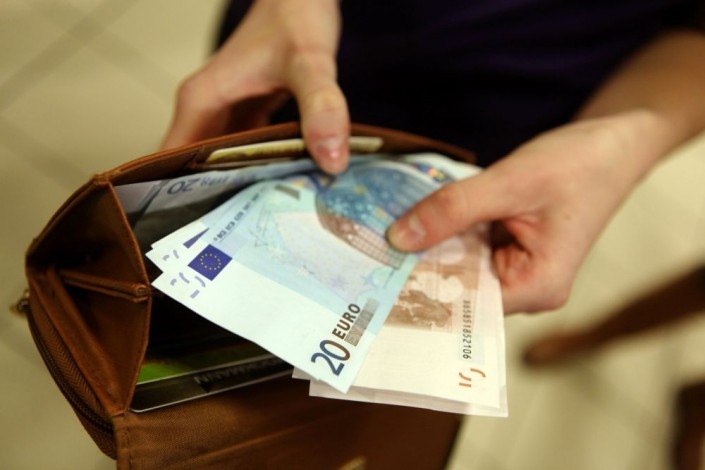 Saeima piekrīt līdz 13.Saeimas sasaukuma beigām "iesaldēt" deputātu algas