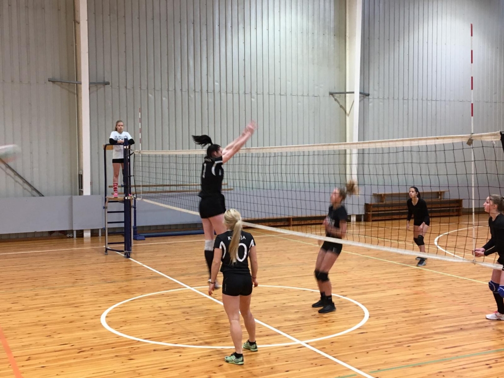 Volejbols: Gulbenes novada čempionāta 1.līgā vadībā izvirzās gulbenietes, 2.līgā četru komandu konkurencē intrigu netrūkst
