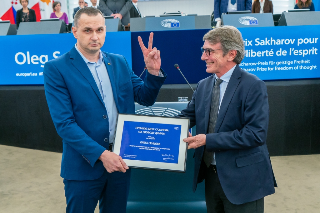 Oļegam Sencovam Strasbūrā pasniedz Saharova balvu