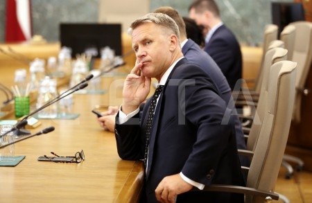 Puntulis rosina pārskatīt reklāmas ierobežojumus medijiem un sākt diskusiju par "digitālo nodokli"