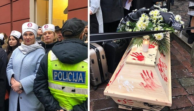 Mediķi pulcējas uz protestu pie Saeimas