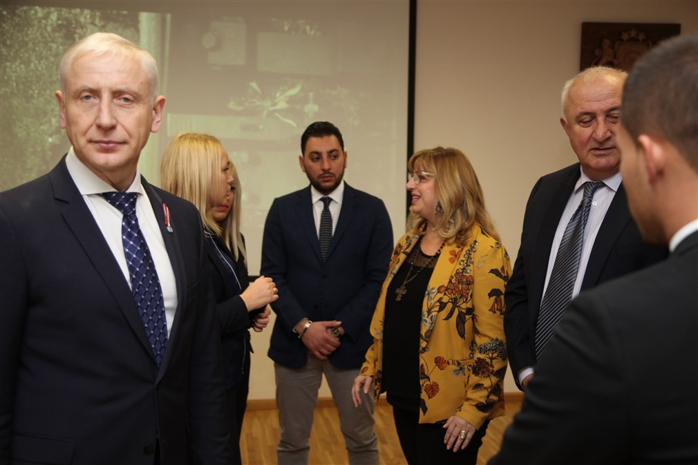 VIDEO un FOTO: Gulbenes novada pašvaldība slēdz sadarbības līgumu ar Gruzijas un Sicīlijas vietvaru pārstāvjiem 