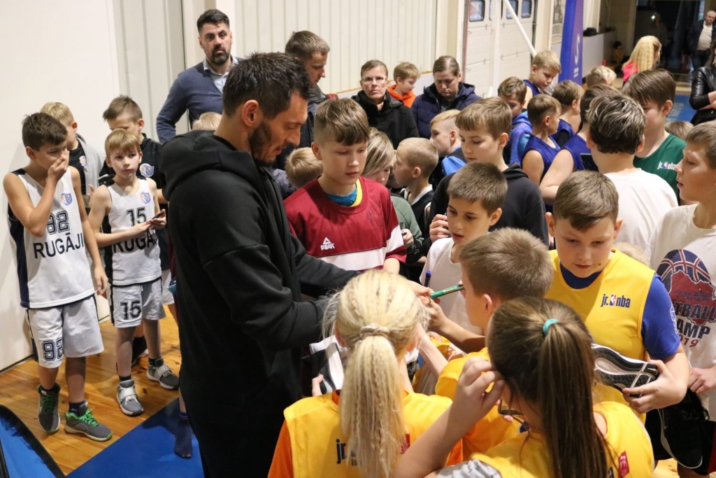 Tiekas ar Latvijas basketbola izlases kapteini Jāni Blūmu