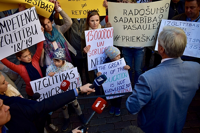 Nobažījušies par solītā algu kāpinājuma svītrošanu no likuma, pedagogi lems par protestu