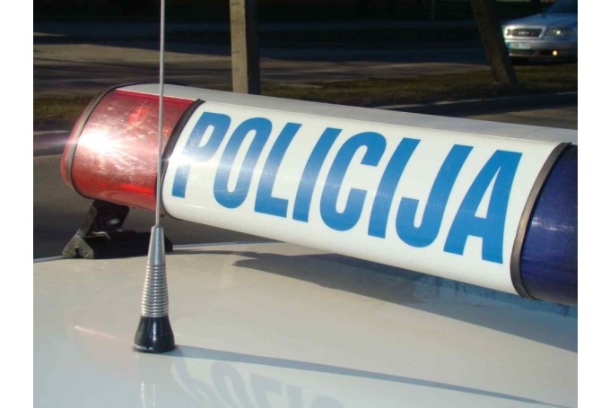 Tirzas pagastā automašīna nobrauc no ceļa un apgāžas