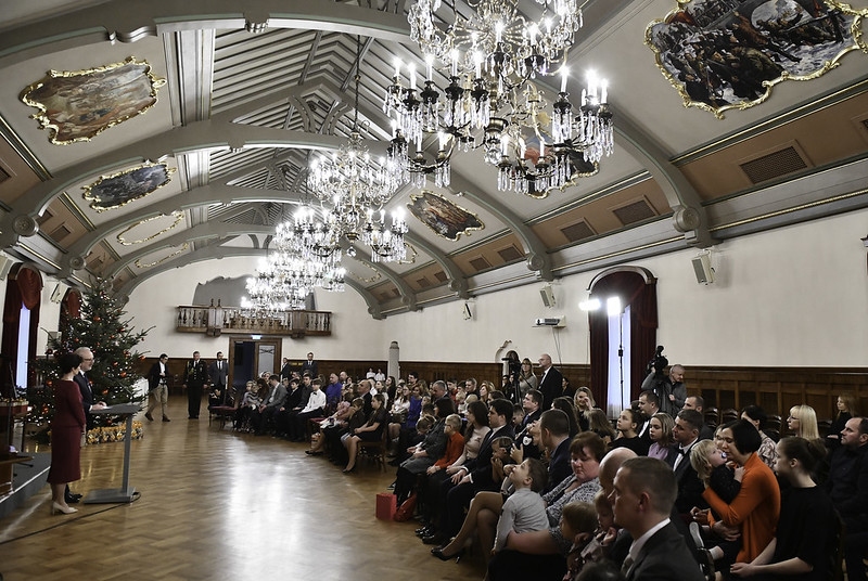 Briežu ģimene kopā ar prezidentu iededz Rīgas pils egli