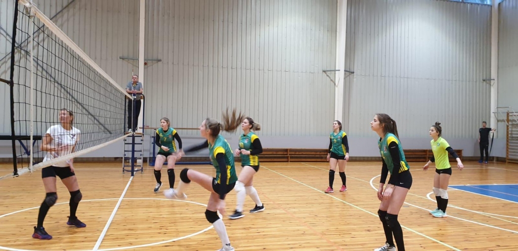 Turpinās Gulbenes novada čempionāts volejbolā sievietēm