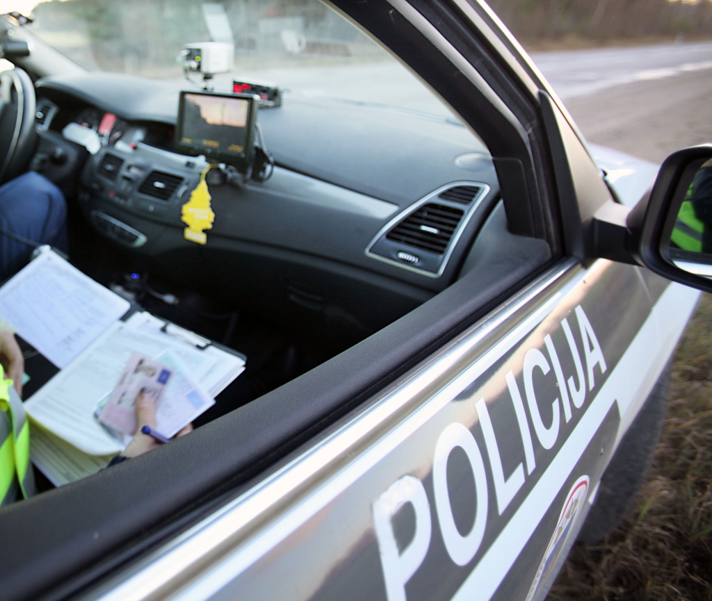 Gulbenes novadā uzbrauc uz ceļa braucamās daļas uzkritušam kokam
