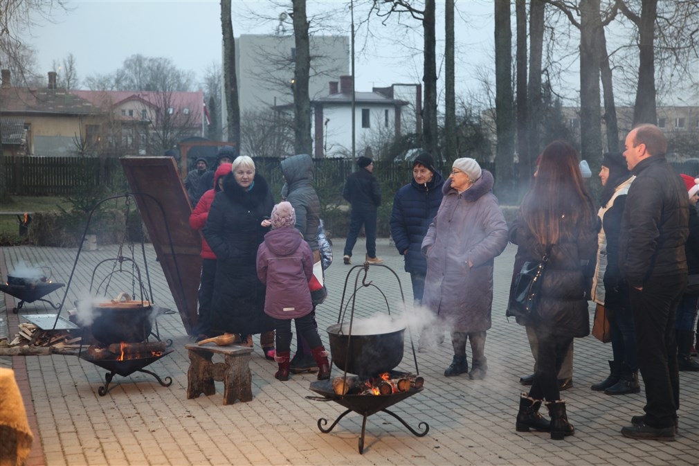 FOTO: Ziemassvētku ieskaņas pasākumā “Rotāsim Ziemassvētkus!” skatītāju simpātiju balvu iegūst SIA “RCI” eglīte