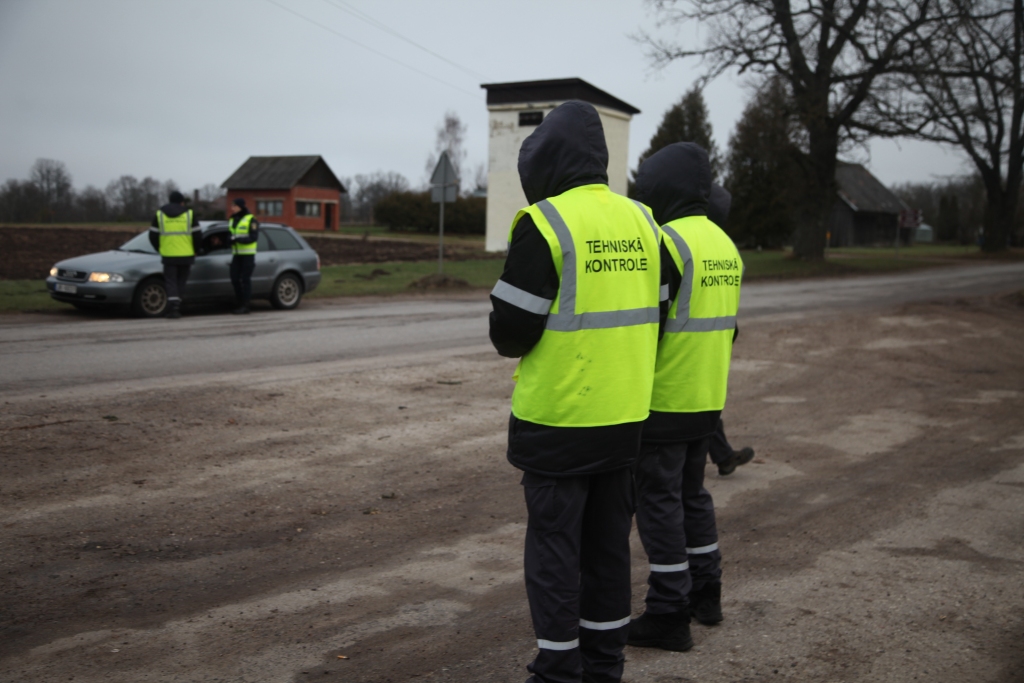 Diviem auto Gulbenes novadā anulē tehnisko apskati riepu stāvokļa dēļ