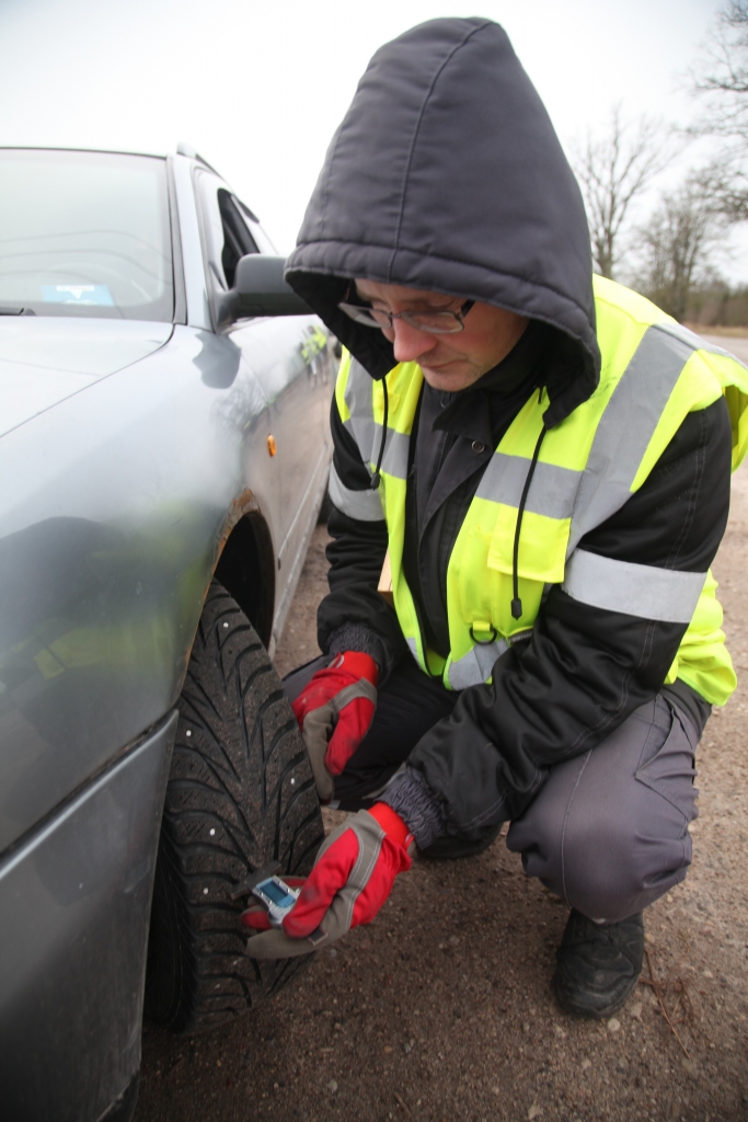 Diviem auto anulē tehnisko apskati riepu stāvokļa dēļ