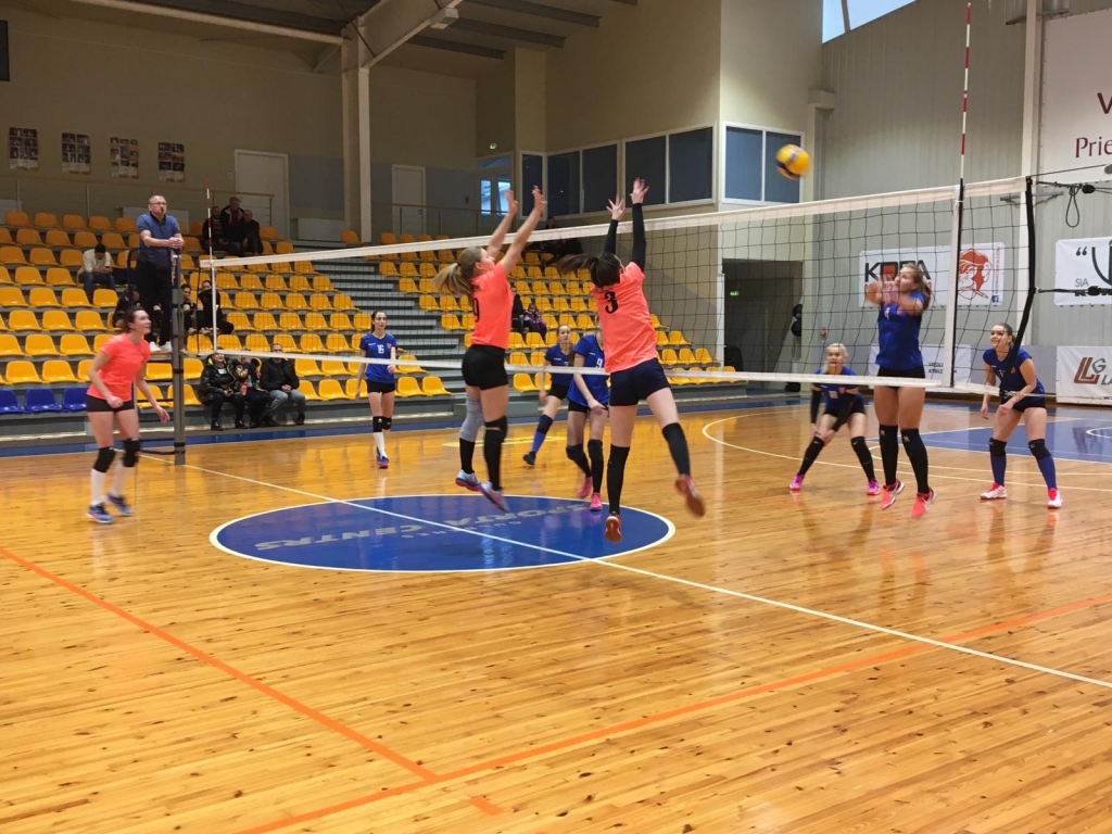 Turpinās novada čempionāts volejbolā
