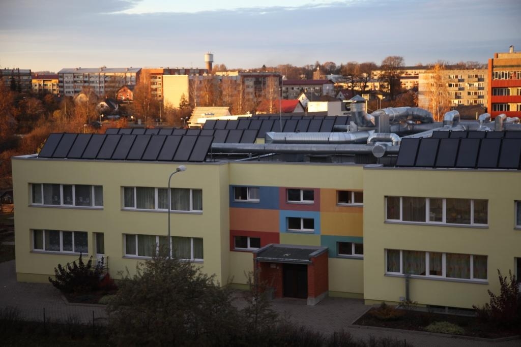 Saules kolektori uz bērnudārza darbojas