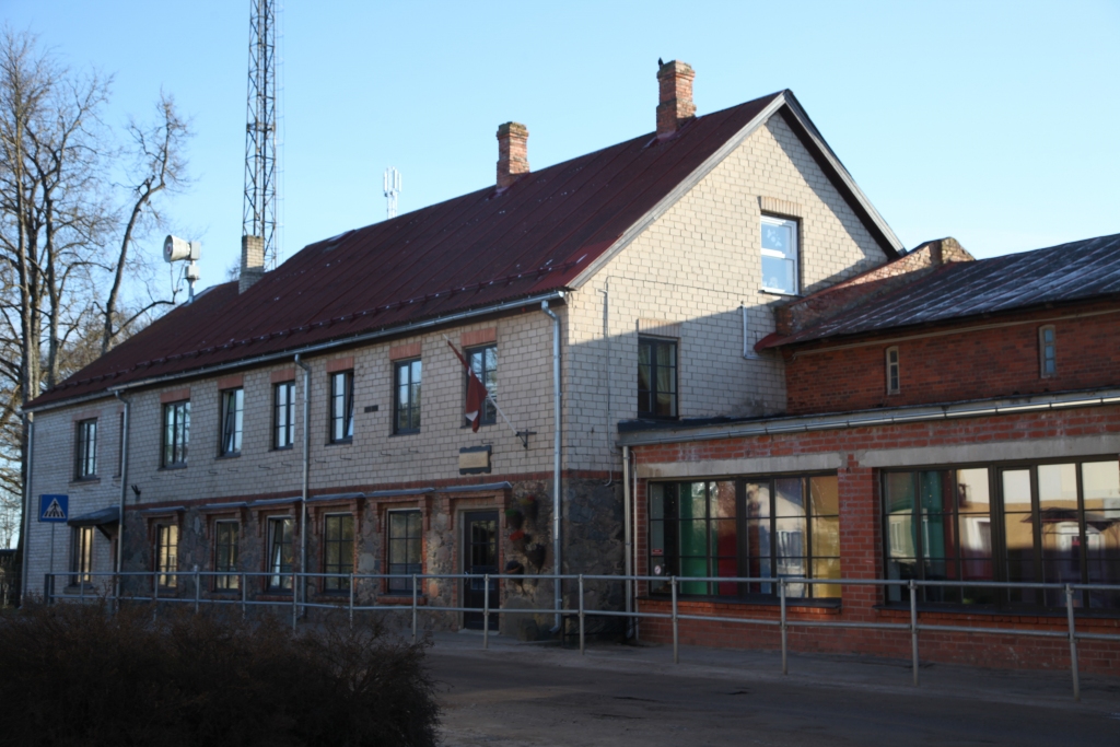 Stāķu skolai jau trīs gadus plāno jumta remontu