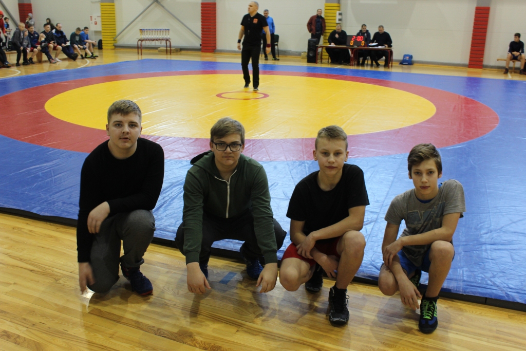 Brīvā cīņa: “Gulbene wrestling” sportisti Naujenē cīnās ar pieredzējušākiem cīkstoņiem