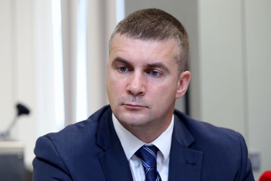 Lange: "Latvijas valsts ceļi" ziemas sezonā ietaupītos līdzekļus novirzīs grants autoceļu sakārtošanai vasarā