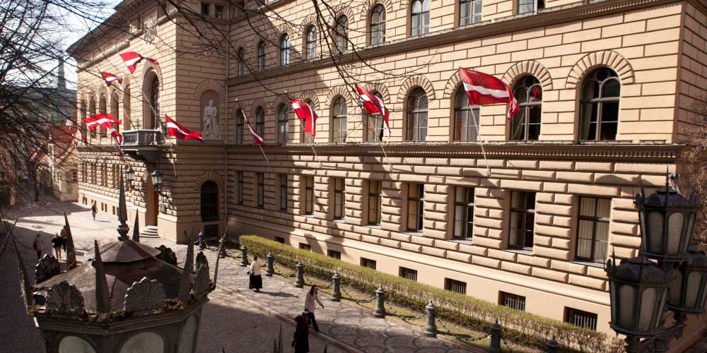 Virzību Saeimā sāk likumprojekts par jauniešu izglītošanu valsts aizsardzībā
