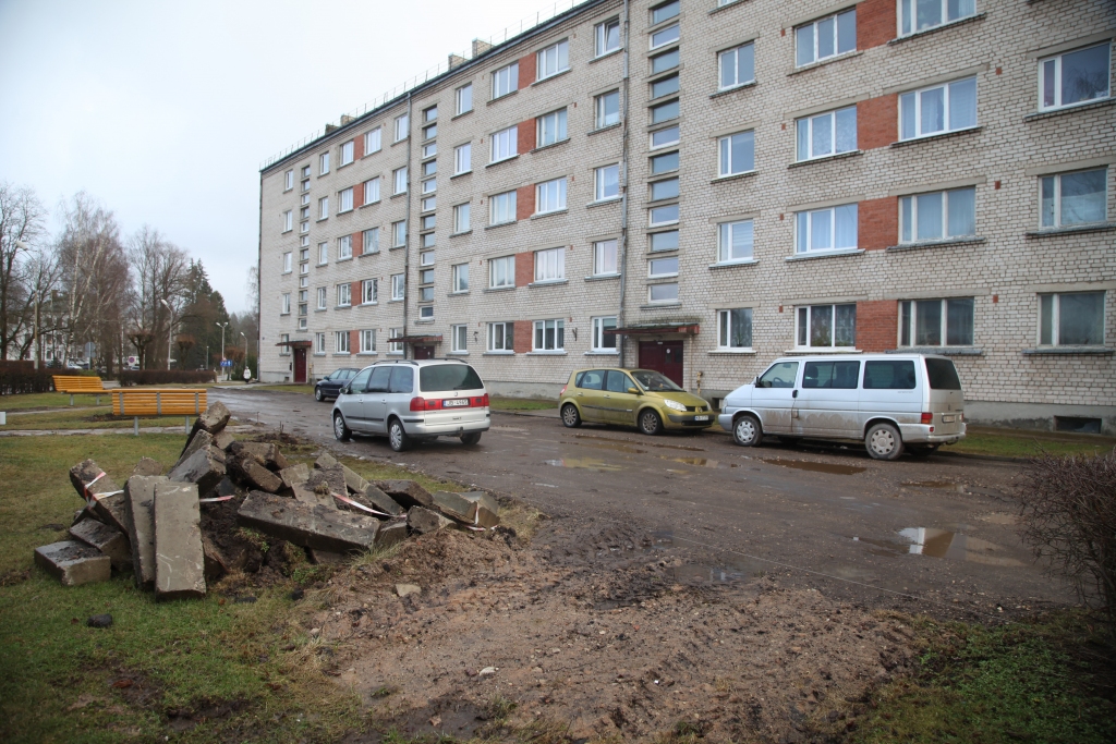 Pagalmi kļūst par  automašīnu  stāvlaukumiem