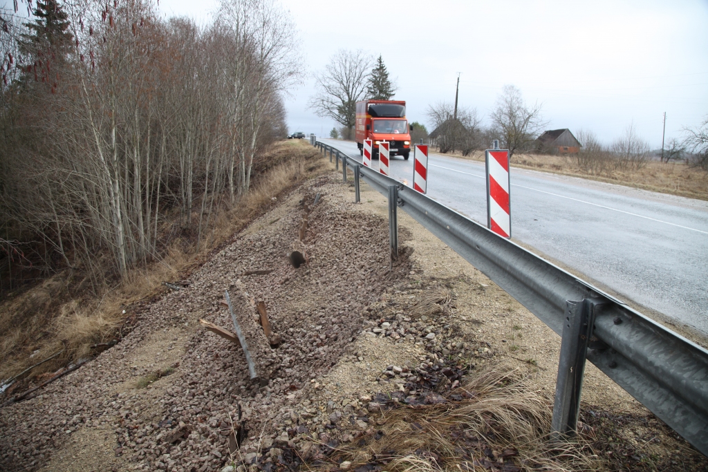 Autoceļu pārbūvēs, apejot nogāzi gar Gauju 
