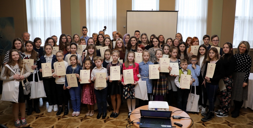 Gulbenes skolēni gūst panākumus domrakstu konkursā (papildināts)