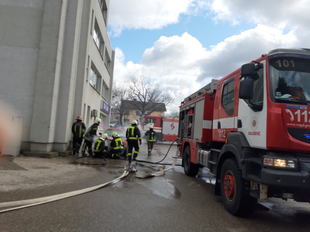 Gulbenes centrā pie veikala "Maxima" Rīgas ielā aizdegas auto (papildināts)