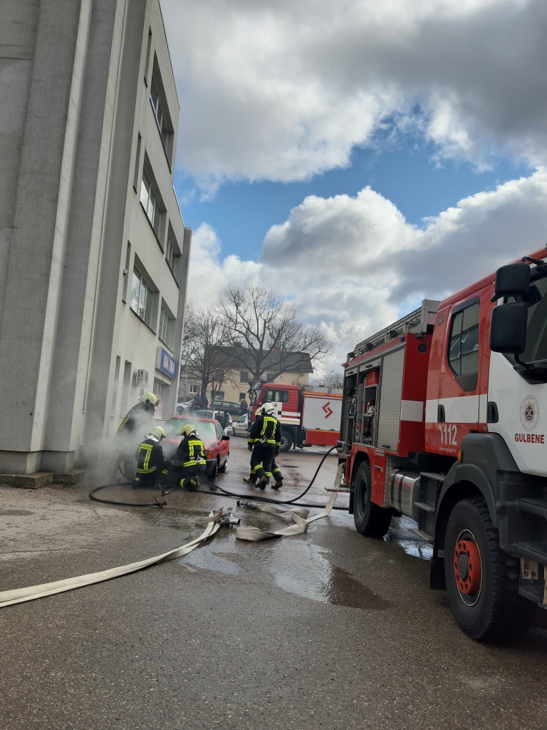 Pie veikala aizdegas auto