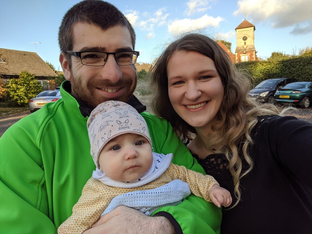 “Mājas arestu” dala ar savējiem