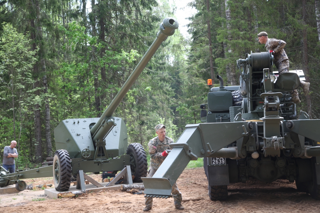 Uzstāda demilitarizētu lielgabalu