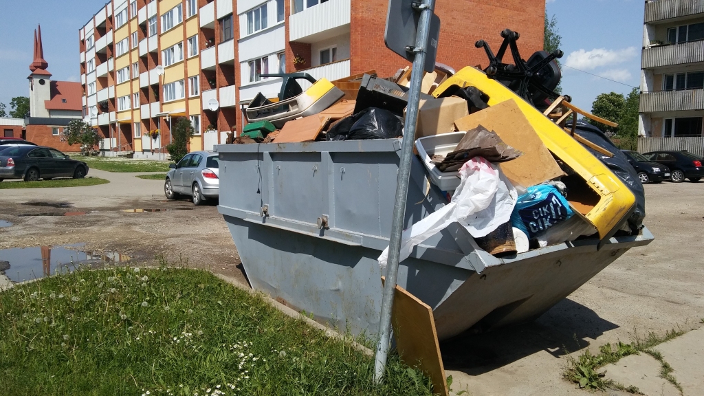 Tīra pagrabus un piepilda konteinerus