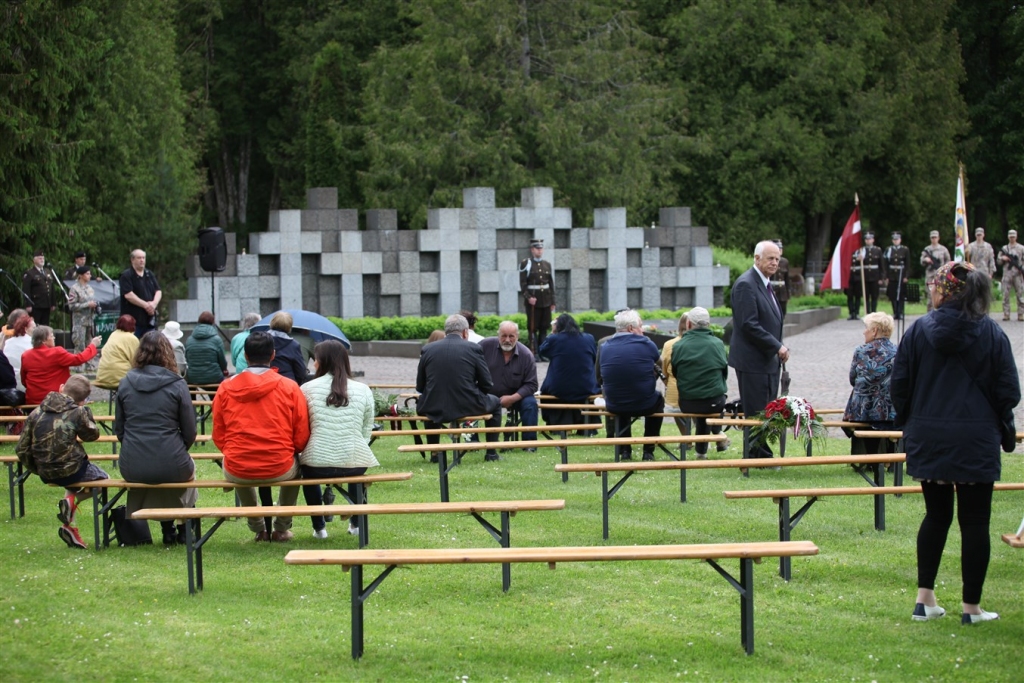 Atceres brīdis Latvijas karavīru piemiņas vietā Litenē (FOTO)