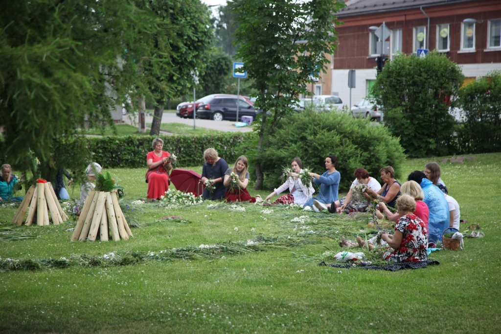 Jāņuzāļu smarža Gulbenes centrā. Līgas Reiteres meistarklases pasākums "Ziedoša pļava receptēs un vainagos" (FOTO)