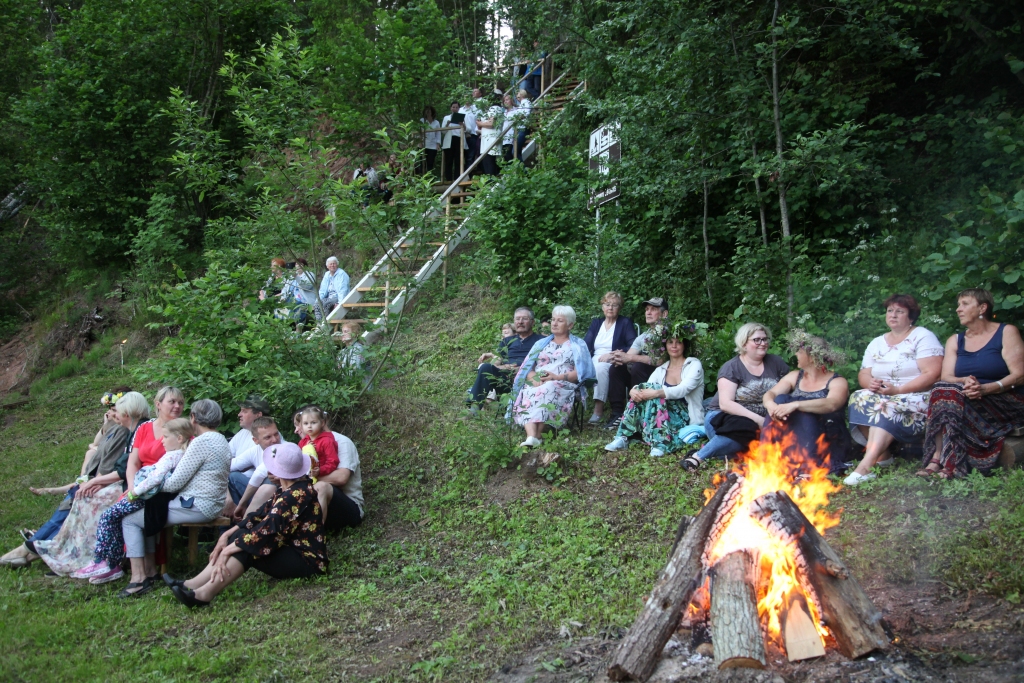 Klausās Gauju un godina kāpnes