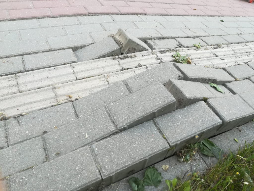 Pilsētas ietvēs bruģis vietām sacelts uz augšu