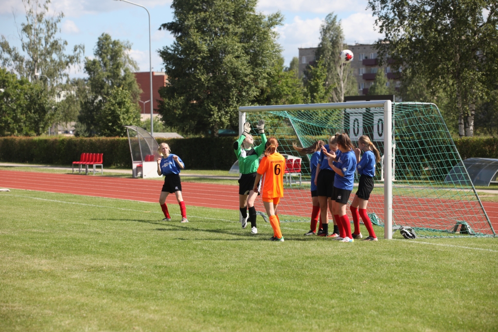 Gulbenē notiek futbola turnīrs meitenēm