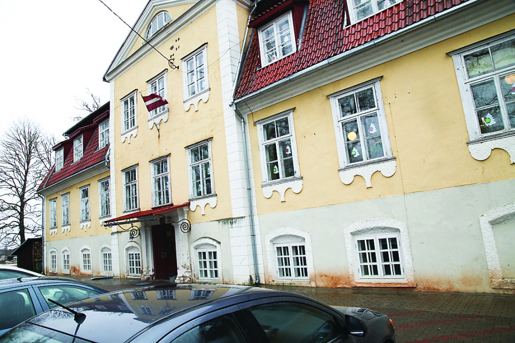Runā par iespēju pārdot Beļavas muižu