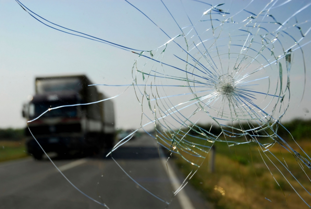 Vasaras sezonā biežāk tiek bojāti auto stikli – kur to salabot vai nomainīt?