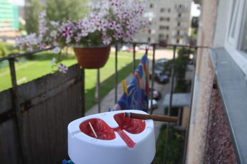 Vai drīkst smēķēt uz daudzdzīvokļu nama balkona?